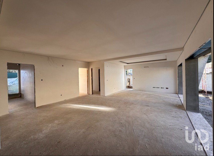 Casa T4 em Fernão Ferro de 163 m²