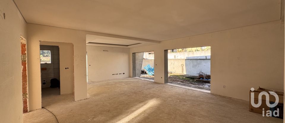 Casa T4 em Fernão Ferro de 163 m²