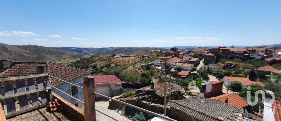 Maison de village T3 à Açoreira de 234 m²