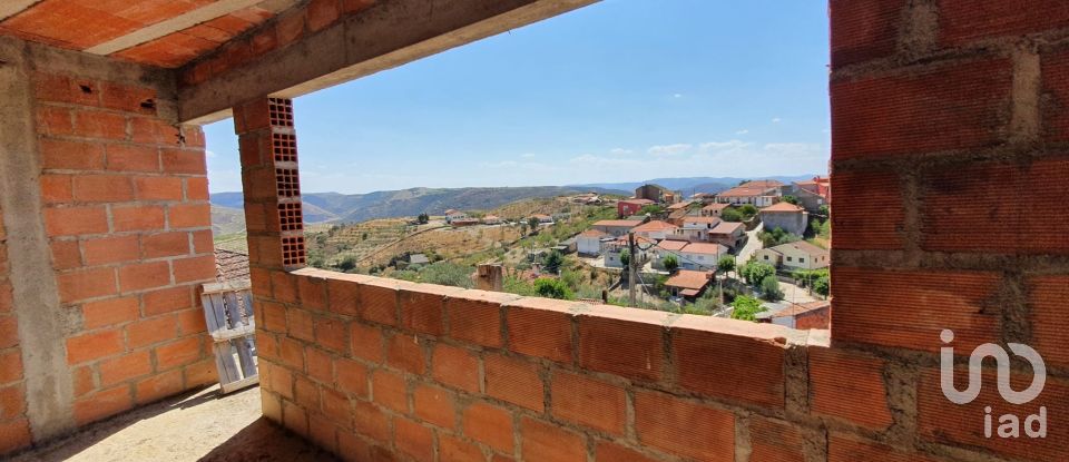 Maison de village T3 à Açoreira de 234 m²