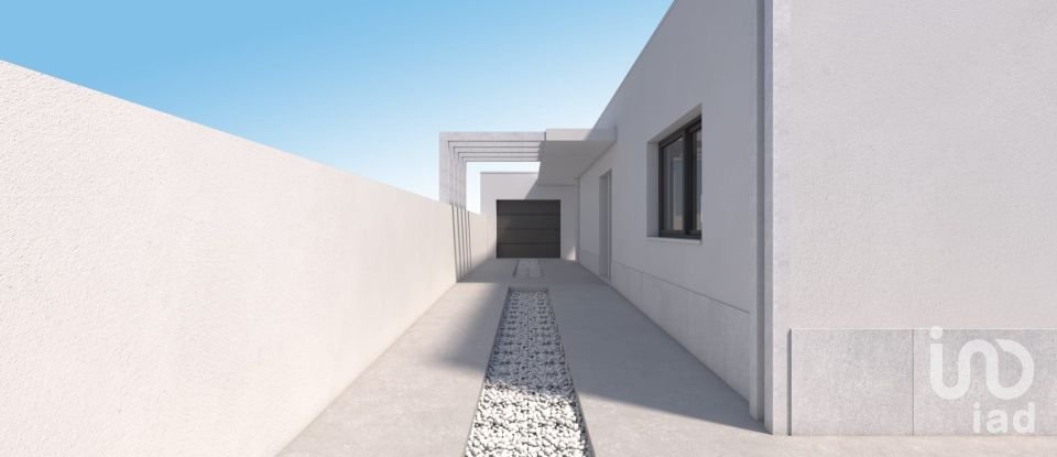 House T3 in Santo António da Charneca of 180 m²