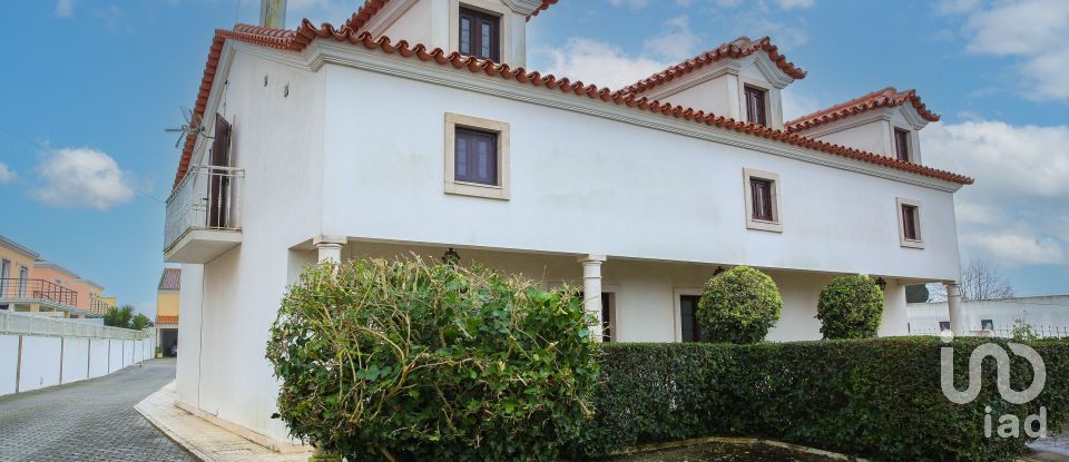 Moradia T5 em Campelos e Outeiro da Cabeça de 196 m²