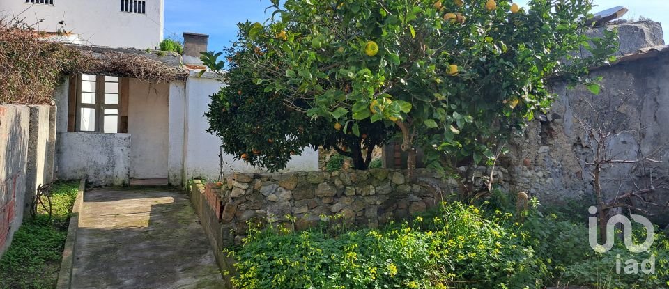 Terreno urbano em Azueira e Sobral da Abelheira de 301 m²