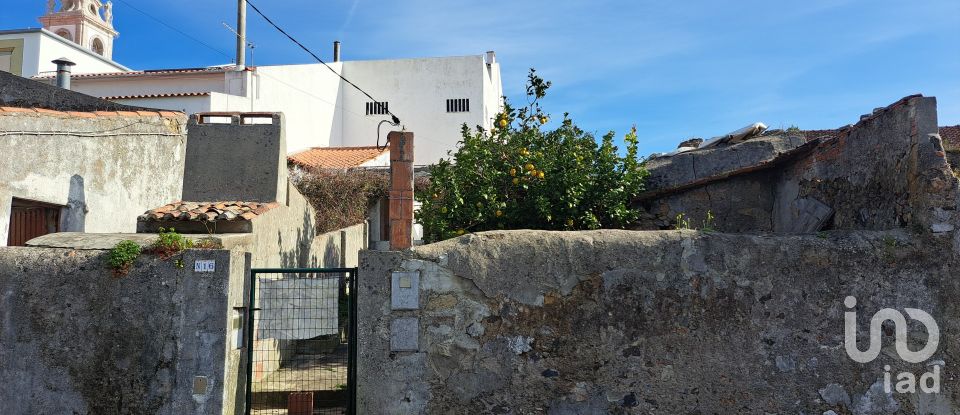 Terreno urbano em Azueira e Sobral da Abelheira de 301 m²