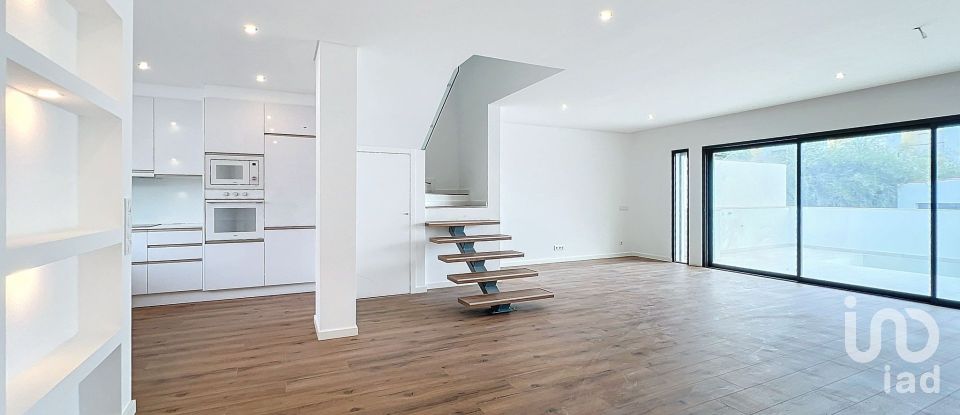 House T3 in Faro (Sé e São Pedro) of 145 m²