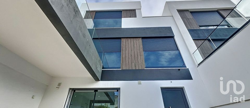 House T3 in Faro (Sé e São Pedro) of 145 m²