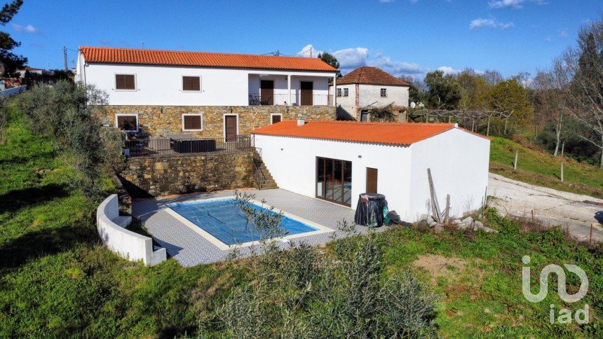 House T4 in Vila Facaia of 479 m²