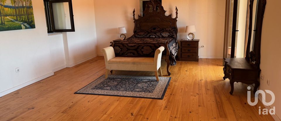 House T4 in Vila Facaia of 479 m²