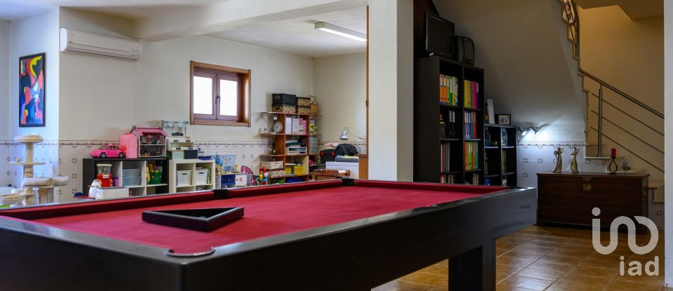 Maison T4 à Oliveira do Bairro de 457 m²