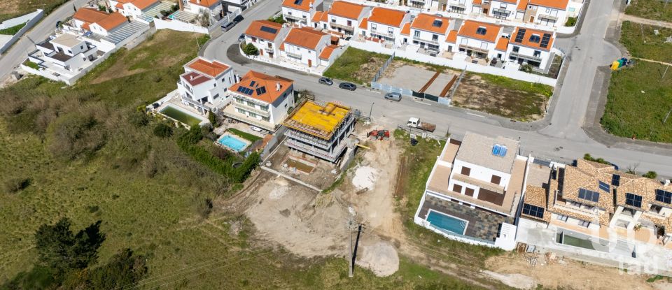Moradia T4 em Atouguia da Baleia de 251 m²