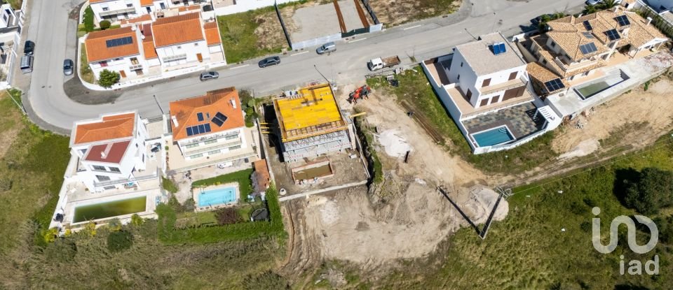 Moradia T4 em Atouguia da Baleia de 251 m²