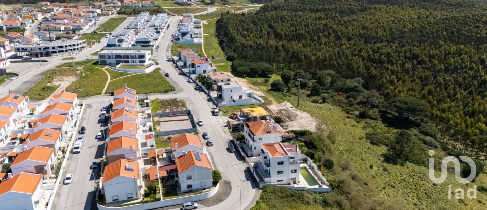 Moradia T4 em Atouguia da Baleia de 251 m²