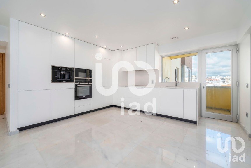 Apartment T2 in Faro (Sé e São Pedro) of 83 m²