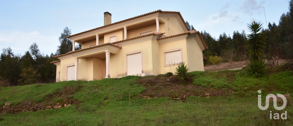 Moradia T5 em Igreja Nova do Sobral de 240 m²