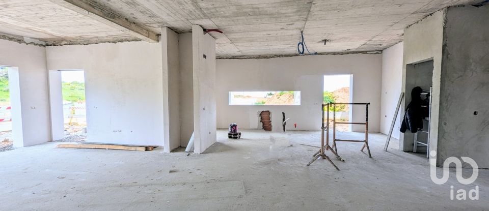Moradia T4 em Estômbar e Parchal de 250 m²