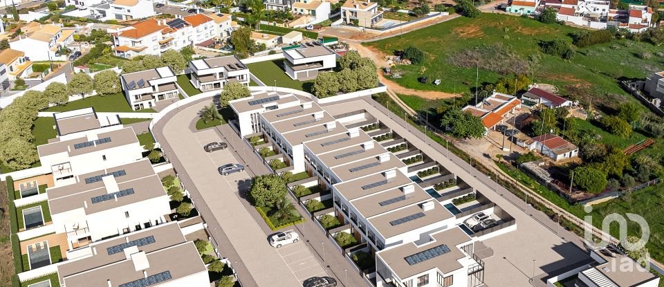 Moradia T4 em Estômbar e Parchal de 250 m²