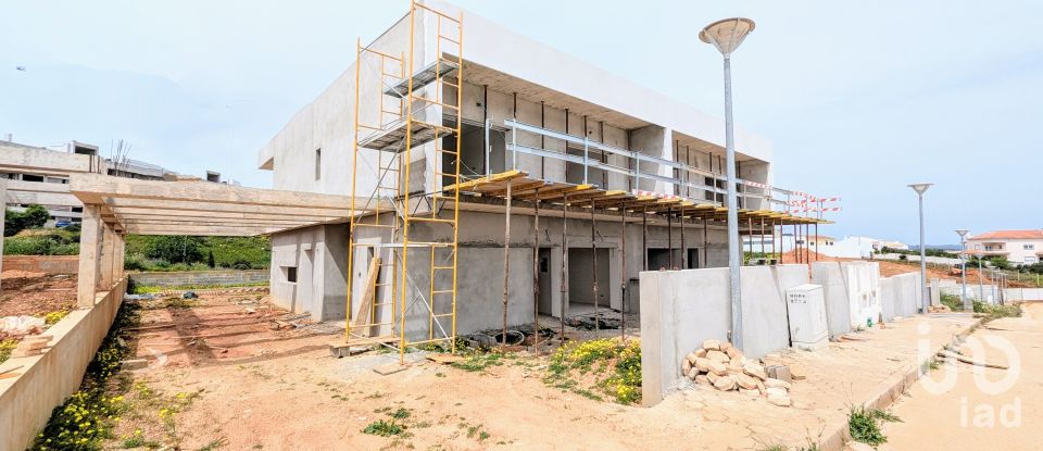 Moradia T4 em Estômbar e Parchal de 250 m²