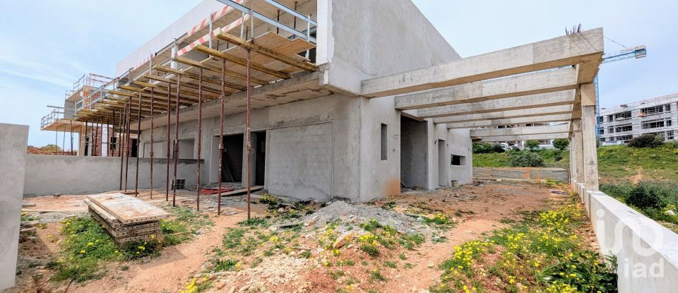 Moradia T4 em Estômbar e Parchal de 250 m²