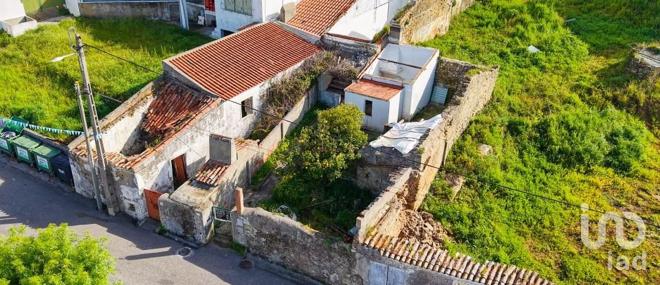 Terreno urbano em Azueira e Sobral da Abelheira de 301 m²