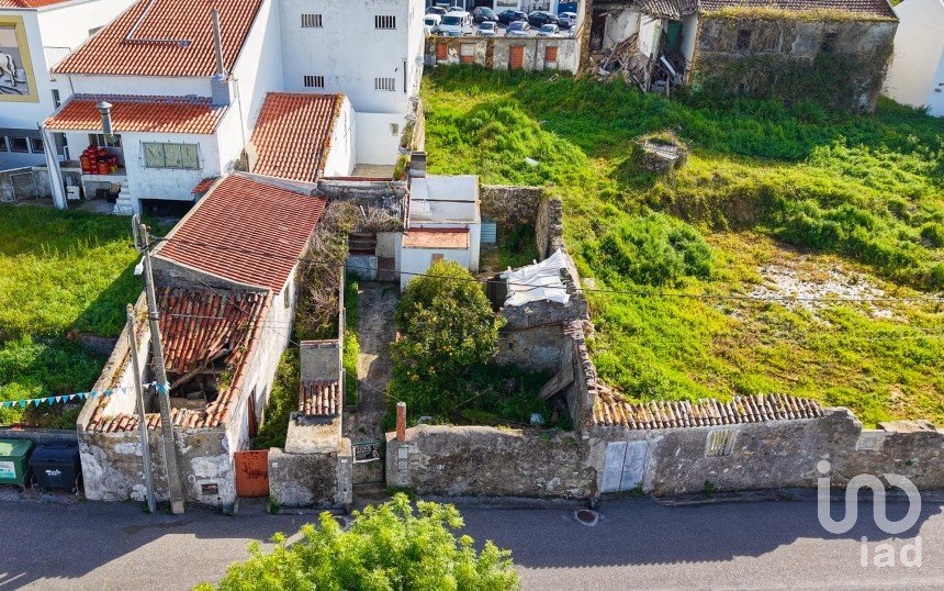 Terreno urbano em Azueira e Sobral da Abelheira de 301 m²