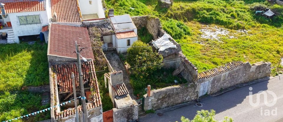 Terreno urbano em Azueira e Sobral da Abelheira de 301 m²