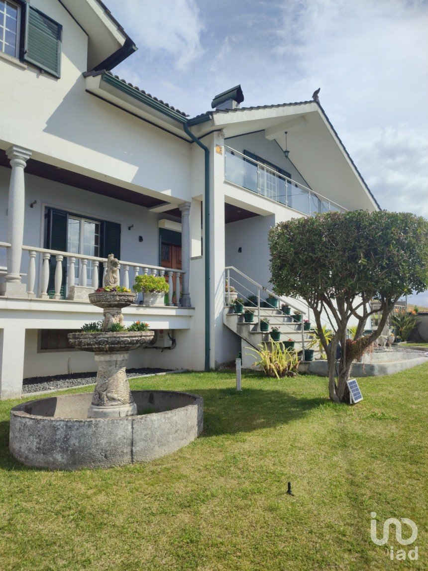 Moradia T5 em Covas e Vila Nova de Oliveirinha de 243 m²