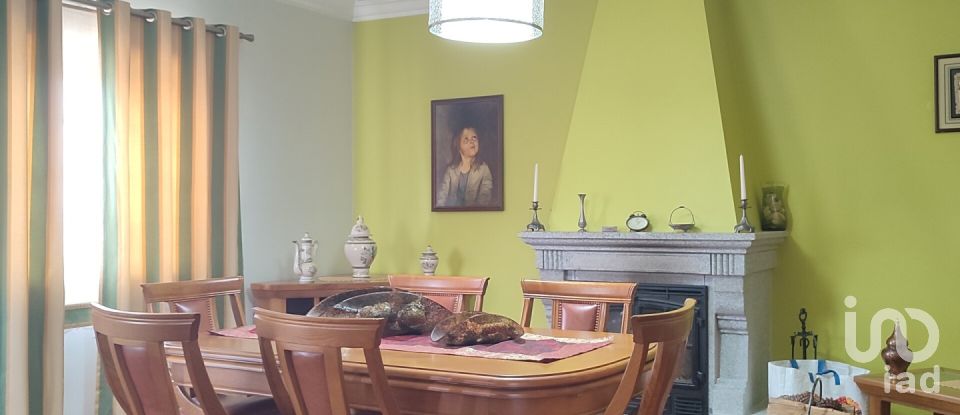 Moradia T5 em Covas e Vila Nova de Oliveirinha de 243 m²