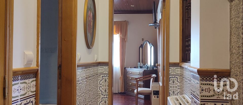 Moradia T5 em Covas e Vila Nova de Oliveirinha de 243 m²