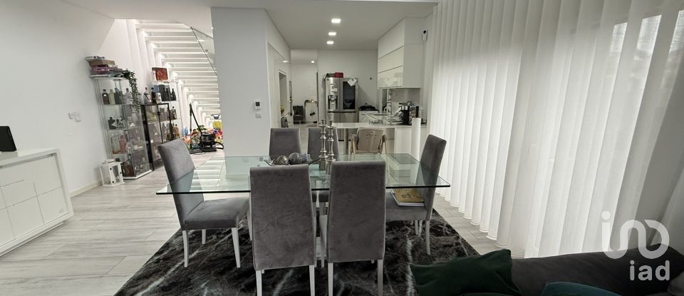 Maison traditionnelle T4 à Corroios de 260 m²