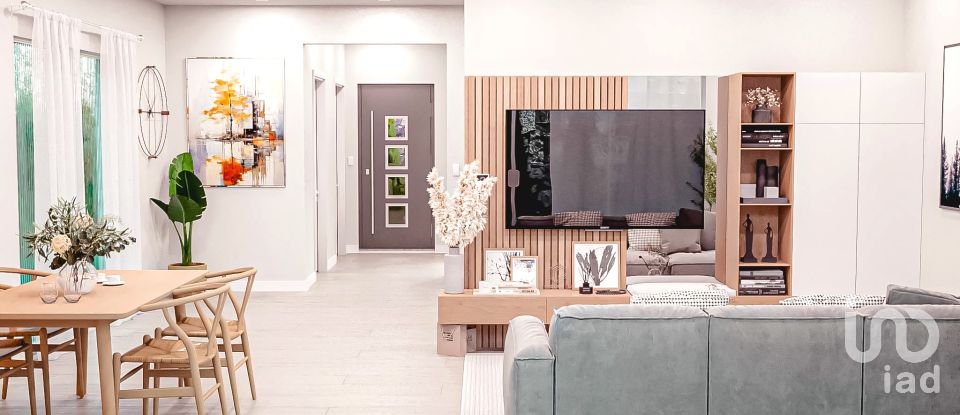 House T3 in Caniço of 185 m²