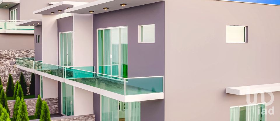 House T3 in Caniço of 185 m²