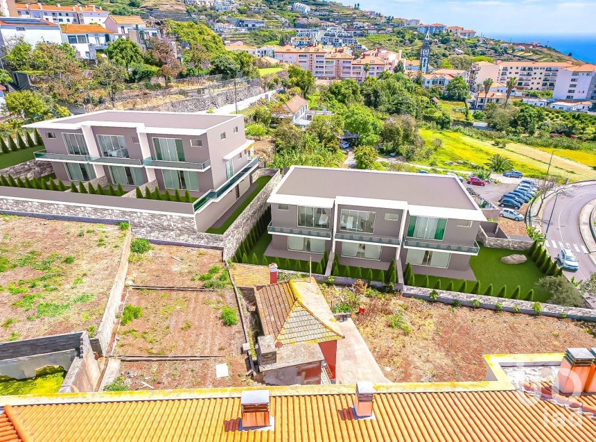 House T3 in Caniço of 185 m²