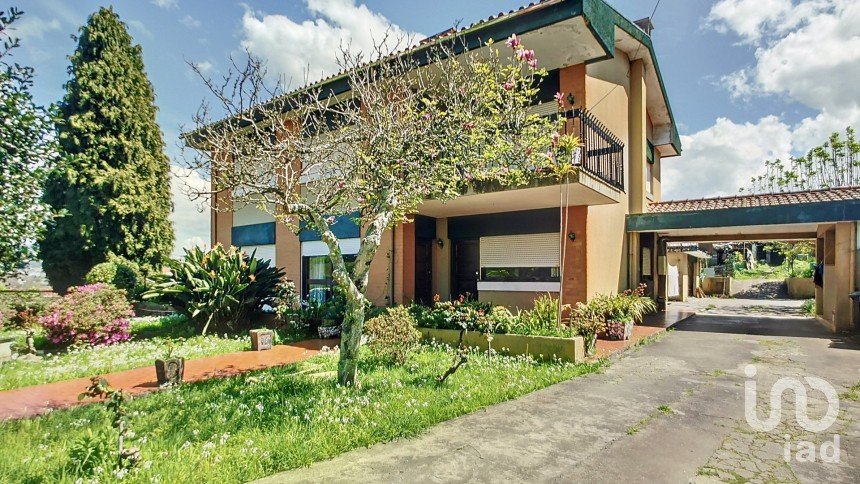 House T6 in São joão da madeira of 216 m²