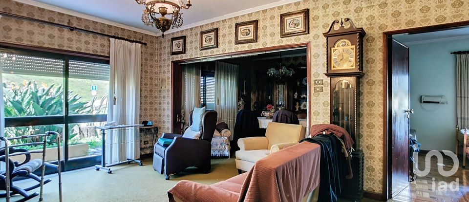 House T6 in São joão da madeira of 216 m²