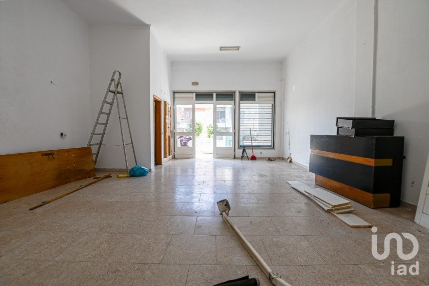 Shop / premises commercial in Barcarena of 100 m²