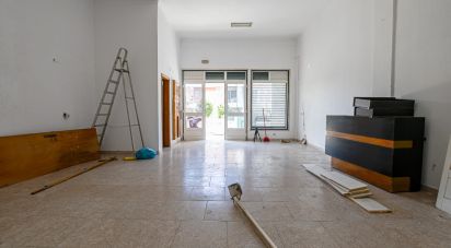 Shop / premises commercial in Barcarena of 100 m²