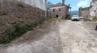 Maison rustique T2 à Chaviães e Paços de 140 m²