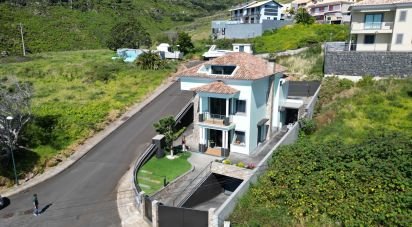 House T3 in Caniçal of 181 m²