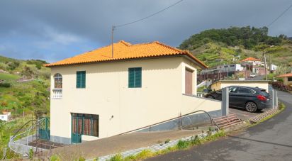 House T4 in Porto da Cruz of 240 m²