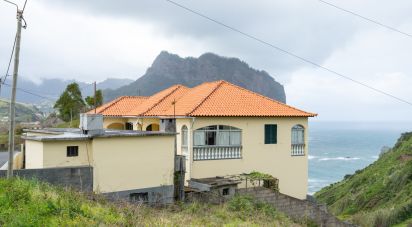 House T4 in Porto da Cruz of 240 m²