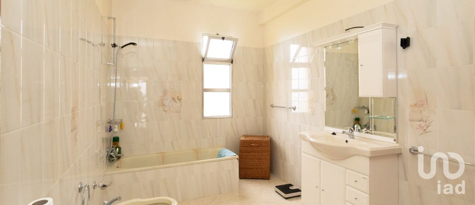 House T4 in Porto da Cruz of 240 m²