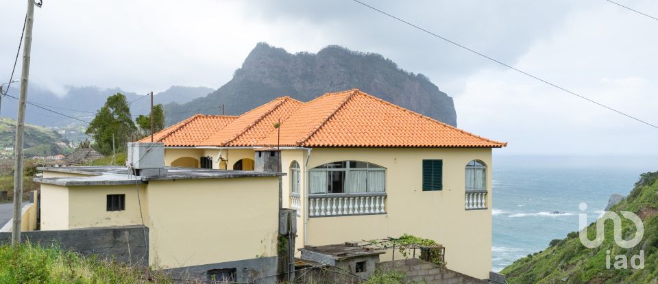 House T4 in Porto da Cruz of 240 m²