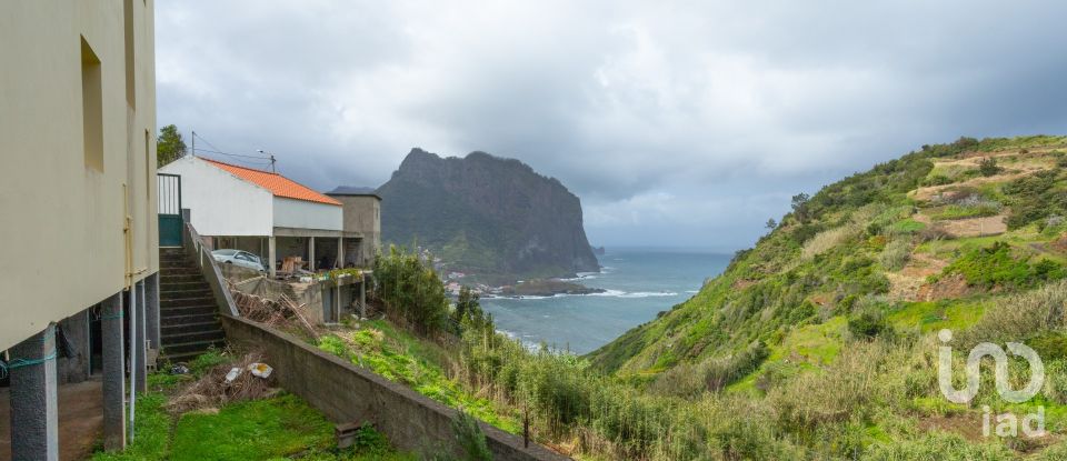 House T4 in Porto da Cruz of 240 m²