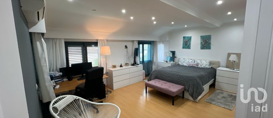 Habitação T8 em Charneca De Caparica E Sobreda de 324 m²