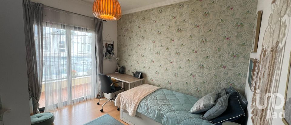 Habitação T8 em Charneca De Caparica E Sobreda de 324 m²