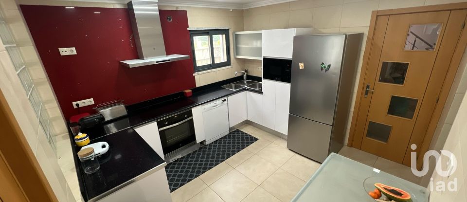 Habitação T8 em Charneca De Caparica E Sobreda de 324 m²