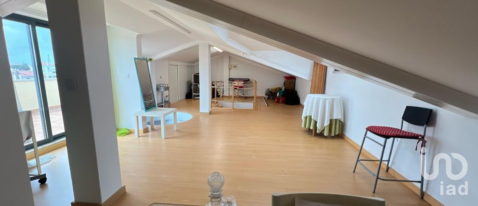 Habitação T8 em Charneca De Caparica E Sobreda de 324 m²