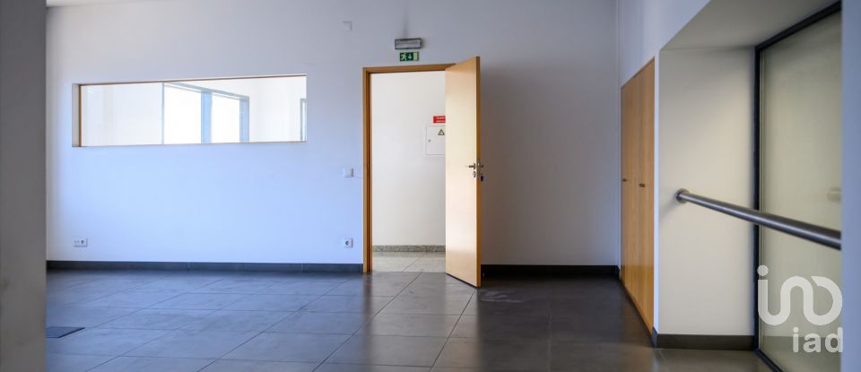 Armazém T0 em Nogueira do Cravo e Pindelo de 2 268 m²