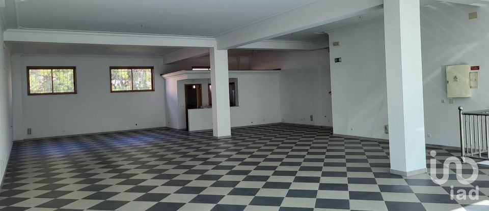 Shop / premises commercial in Porto de Mós - São João Baptista e São Pedro of 261 m²