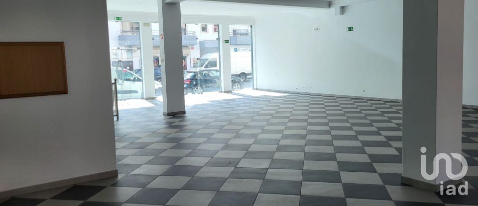 Shop / premises commercial in Porto de Mós - São João Baptista e São Pedro of 261 m²